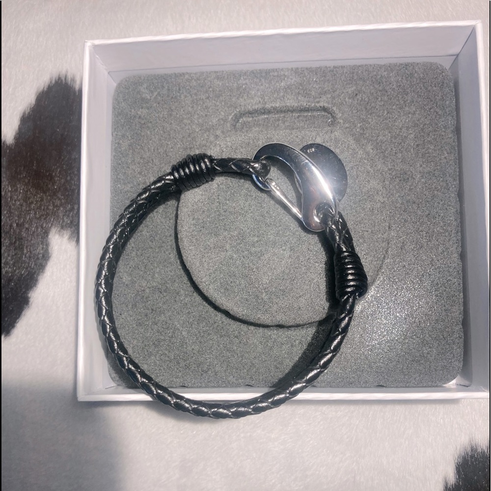 Men’s leather and silver clasp bracelet.
